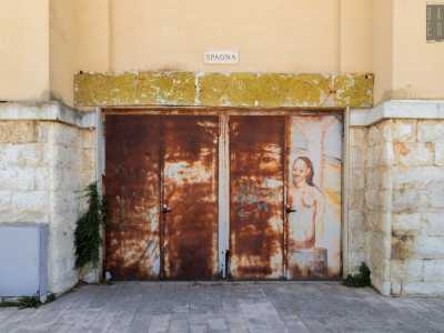 Andando avanti ecco Porta Spagna, decorata da Javier Martinez e Javier Fernandez. Protagonisti del dipinto erano una figura maschile e una femminile intenti in un dialogo, incorniciati da un�architettura ispirata a Gaud�
